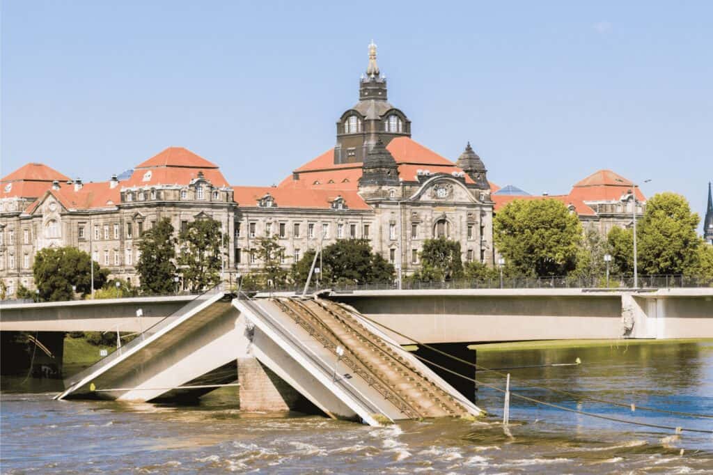 An image of the Carola Bridge collapse in Dresden